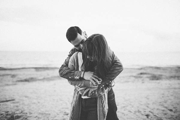 winter-engagement-photoshoot-at-the-beach (8)