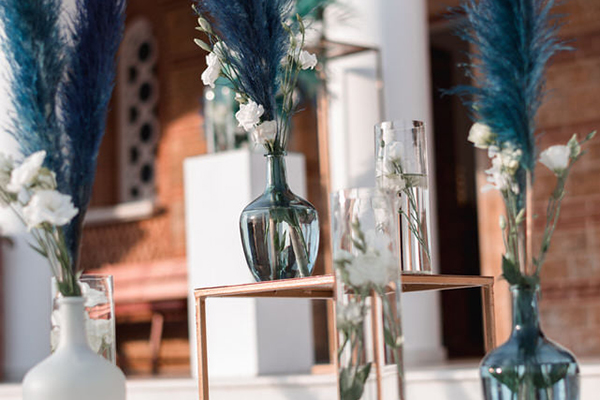 Μοντέρνες ιδέες διακόσμησης γάμου με μπλε pampas grass