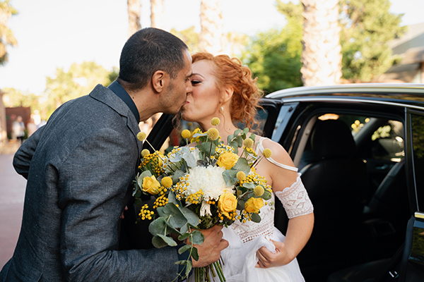 Καλοκαιρινός γάμος – βάπτιση στην Αθήνα με κίτρινα λουλούδια  |Τζωρτζίνα & Φώτης